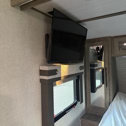 32 inch Vizio TV and wall mount