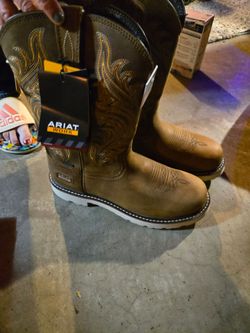 MENS SIZE  12 WORK BOOTS BY ARIAT