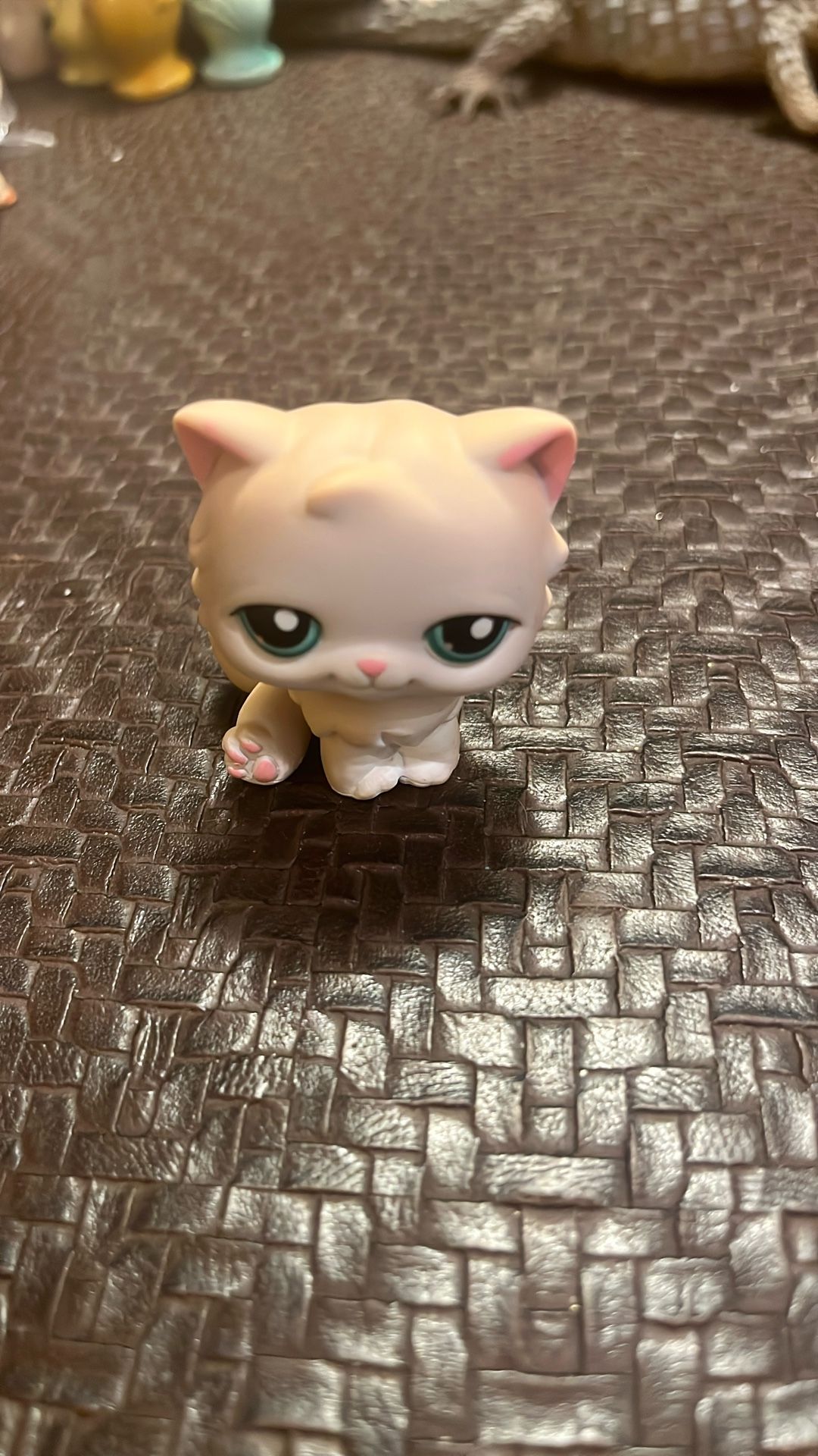 Littlest Pet Shop Authentic #129 Cat Persian Beige Cream Tan 2007 Blue Magnet