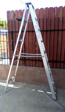 Escaleras Aluminio 16 Pies De Largo 8 Pies De Alto De Tijera En El Este De Los Ángeles