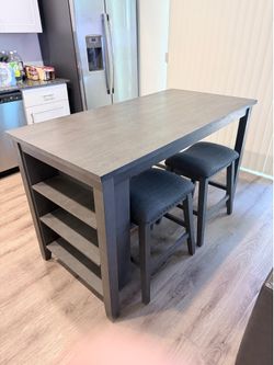 Counter height kitchen/dining table with 4 stools