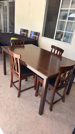 Dininig table and 4 Chairs