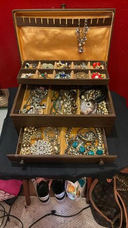 Vintage jewelry box, random pieces of vintage jewelry