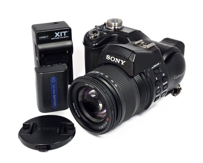 Sony Cyber-shot DSC-F828 8.0mp Digital Camera w/ Carl Zeiss T* AF Lens - Black