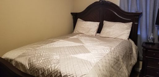 Jennifer López Queen Comforter