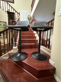 Beautiful set of two black adjustable height barstools in excellent condition