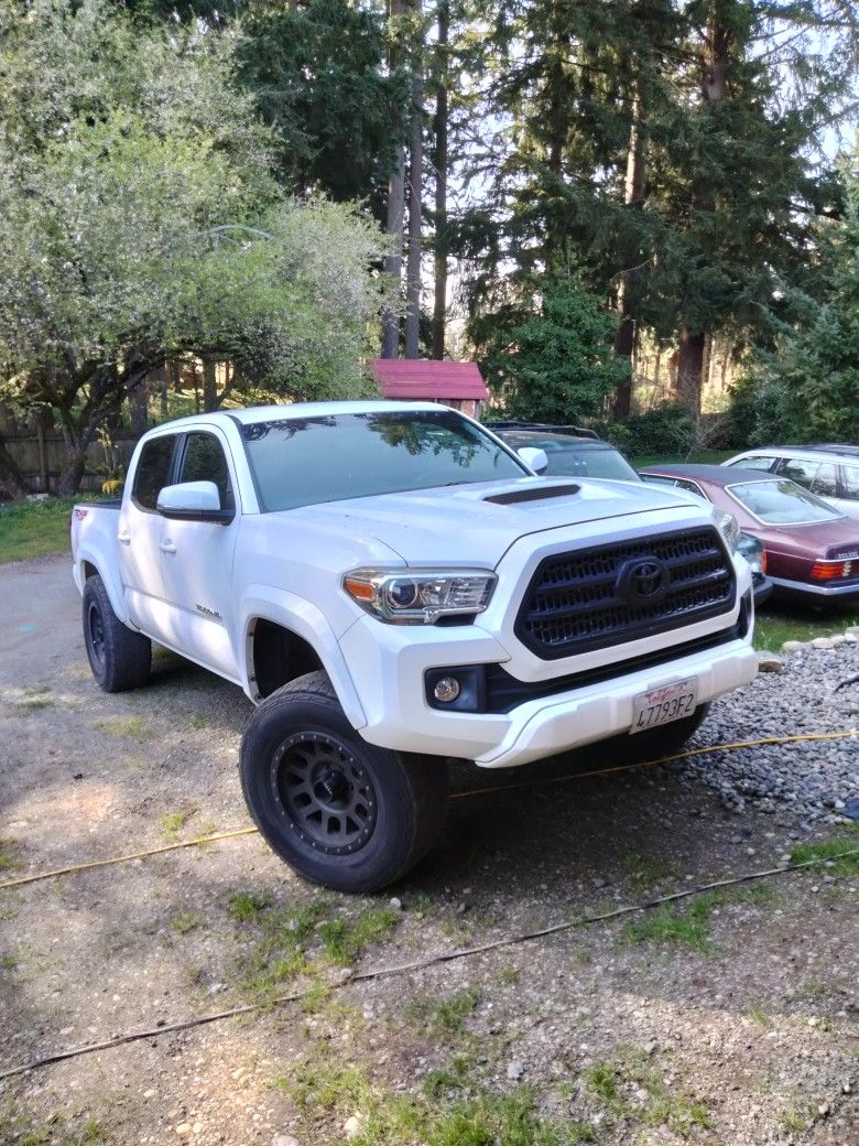 2017 Tro 4+4 Toyota 130000 Miles Very Nice Truck