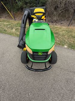John Deere S220 riding lawn mower tractor with bagger