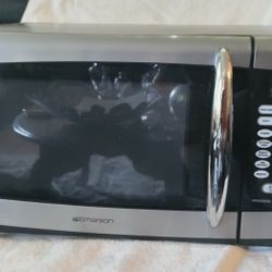 Emerson 900W  Microwave Oven. Perfect Condition. Tested.