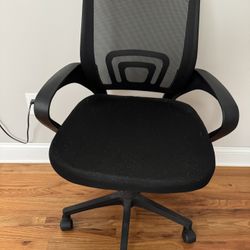 Ergonomic Office Chair – Mesh Back, Swivel Base – Excellent Condition