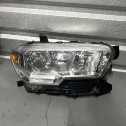 2016-2021 TOYOTA TACOMA RH PASSENGER SIDE HALOGEN HEADLIGHT OEM