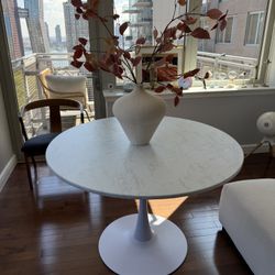 42” Round Dining Table – Modern Marble Look
