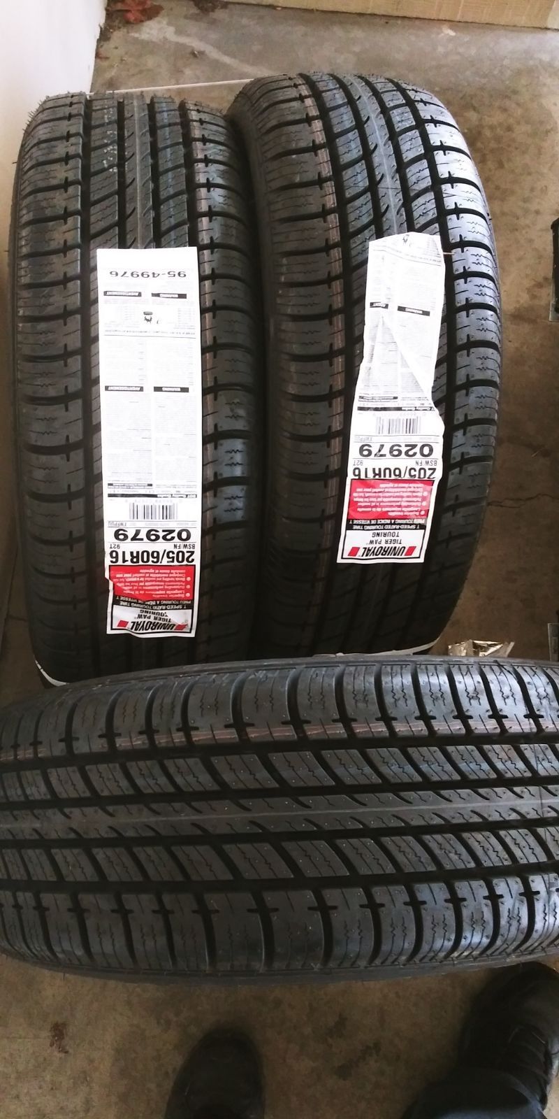 (4) SET LLANTAS UNIROYAL 205/60/R16 $320