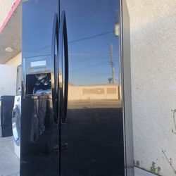 Kenmore Refrigerator Working Perfectly Fine Very Clean I Can Deliver To You 90 Days Warranty I don't know if it works with water and ice; I've never c