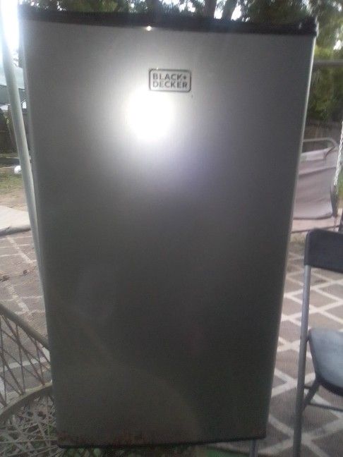 Mini Fridge With A Small Freezer Brand Black & Decker