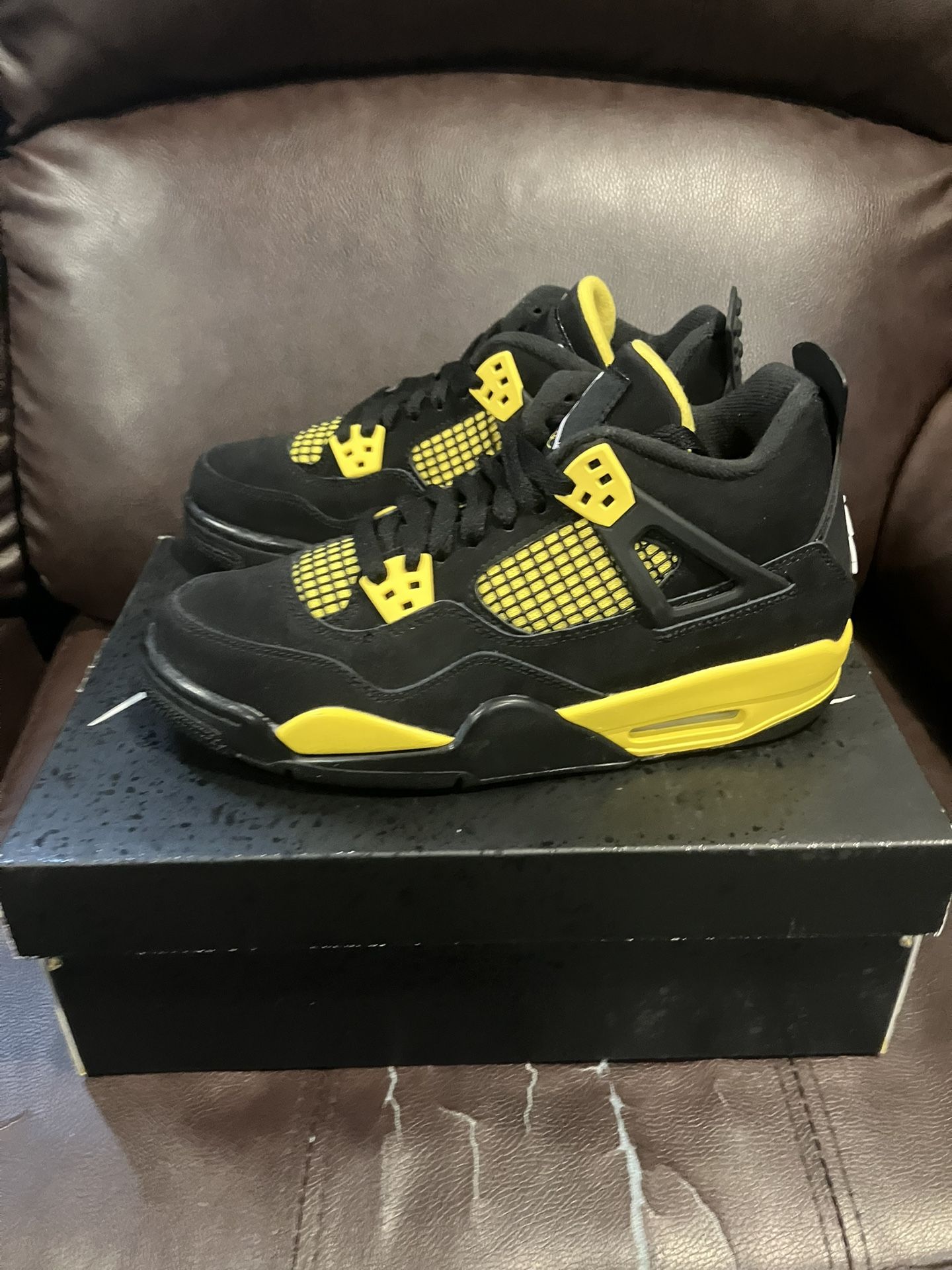 Nike Air Jordan 4 Retro Thunder Size 6Y