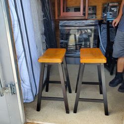 2 bar stools