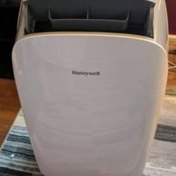 Air Conditioner Free Standing By Honeywell 10,000