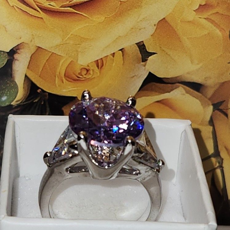 #2454, STUNNING SILVER PLATED RING, COCKTAL RING SIZE 6, CRISTAL STONES, PURPLE AND CLEAR.