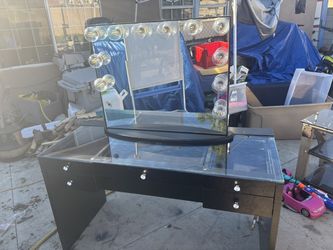 Impression’s vanity mirror with desk