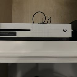 Xbox One Barely Used No Chords Or Controllers 
