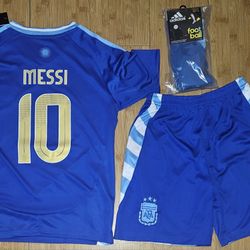 2024/2025 Argentina away soccer kit Messi #10 kids size set

Comes with jersey long sleeve, short and match socks 

Kids size in stock:
#24 6/8 years 