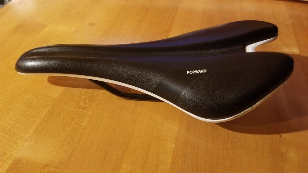 Giant Contact Forward Particle Flow Saddle - Excellent Condition
