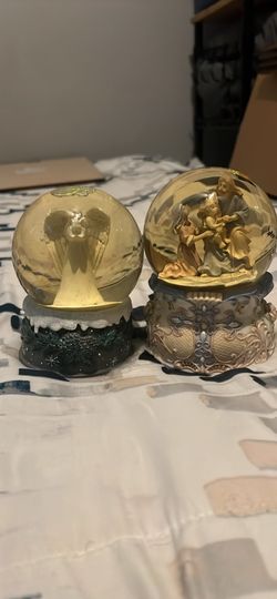 Musical Glitter Globes