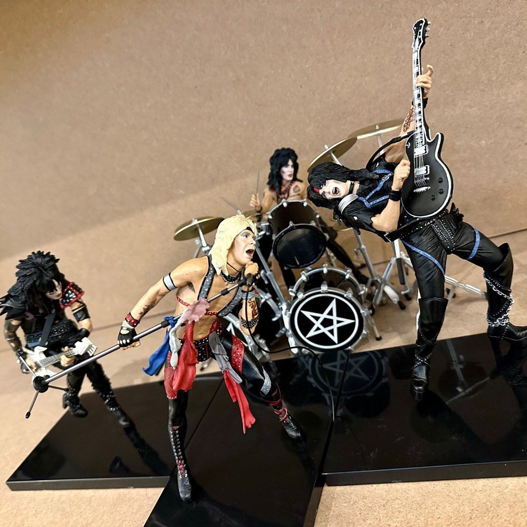 Rare 2005 shout at the devil Mötley Crüe figurine set up