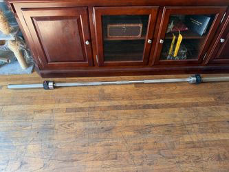 Olympic bar 7 foot long 45 lbs with collars