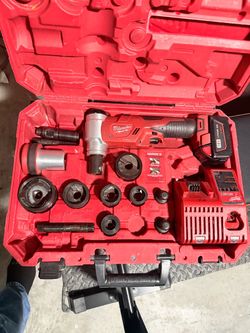 Milwaukee 18V Knockout Set + 2 1/2"- 4" set