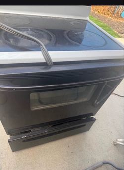 Electric stove, the oven doesn't work and needs cleaning, the grates work very well