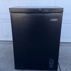 5.1 cu ft convertible chest freezer in black