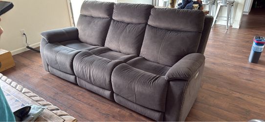 Motomotion Three seat couch power recliner