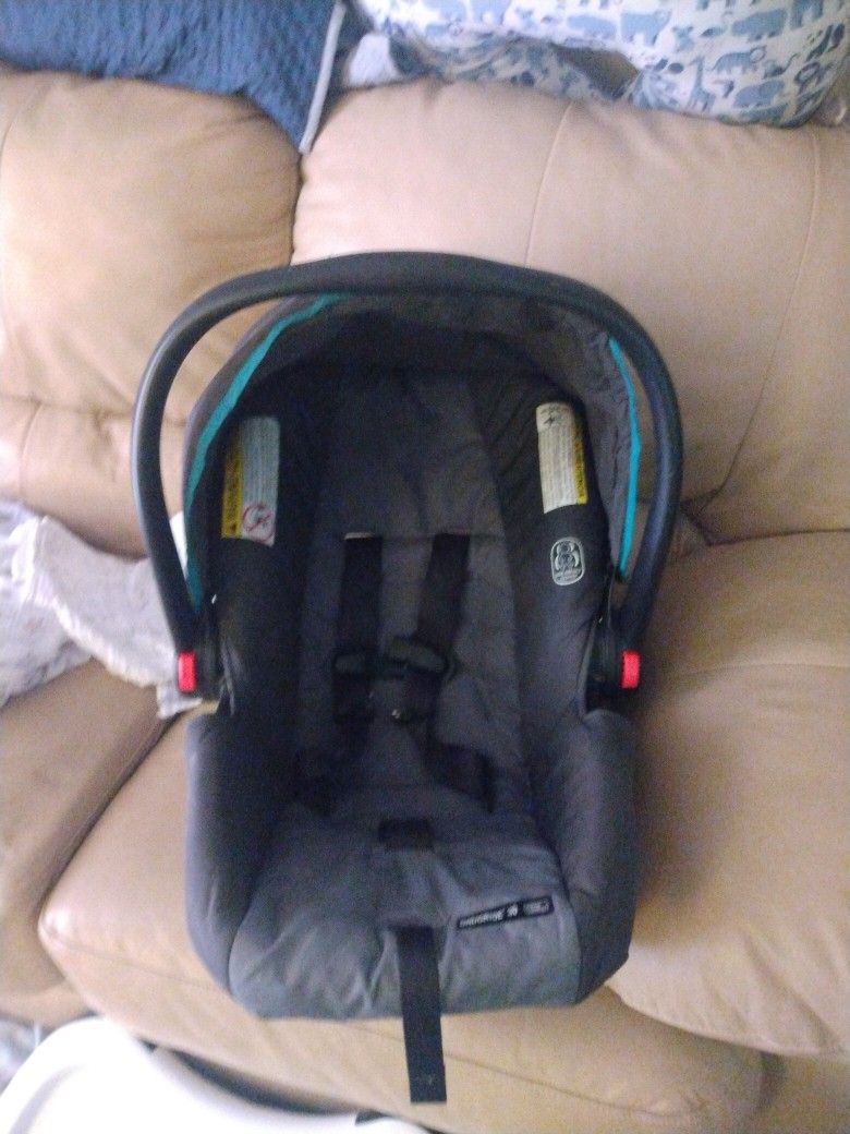 Graco Infant Carrier 2019 W/ Base Rear Facing
