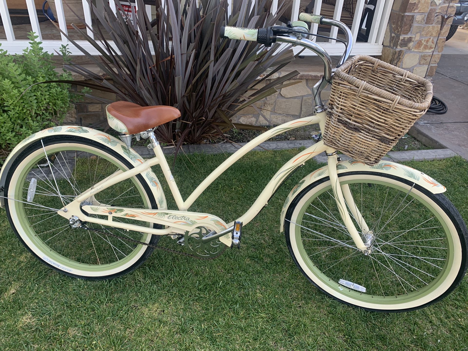 Woman’s or girls Electra hulihuli 3i 3speed with front basket