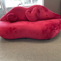 Red Velvet Lips Loveseat