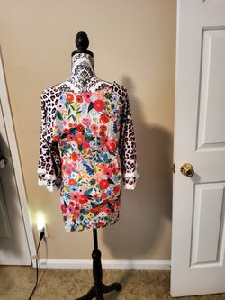 Women Leopard and Floral Blouse Size Small Thumbnail