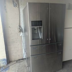 like new Samsung 4-door stainless French door ice and water fridge with warranty