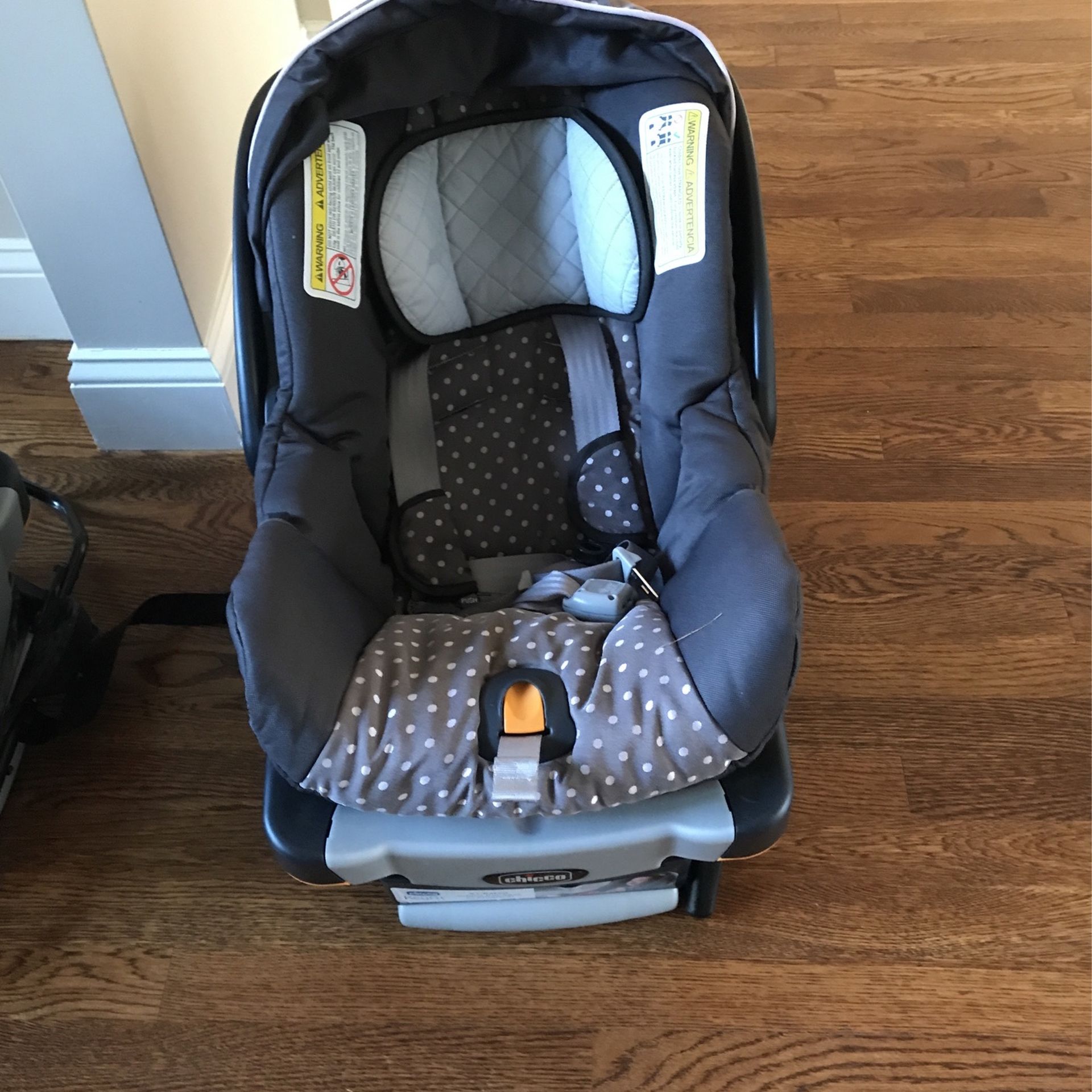 Chicco Infant Car Seat With Base