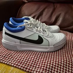 NIKE TENNIE SHOES.  WOMENS