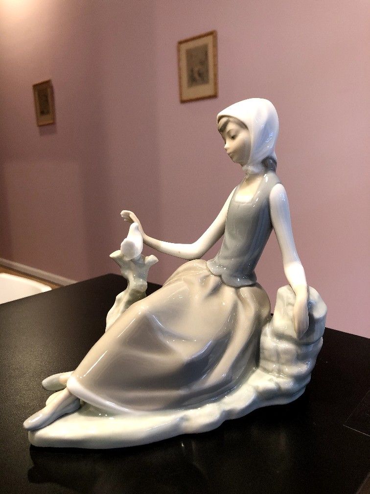 Lladro Collectible Figurine" Girl With Dove" 