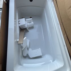STERLING 60 In. X 32 In. Soaking Bathtub With Left