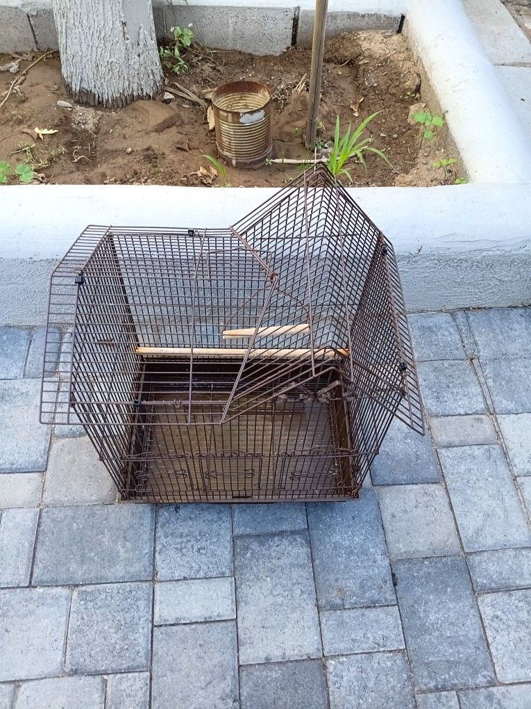 Bird cage In Very Good Condition 