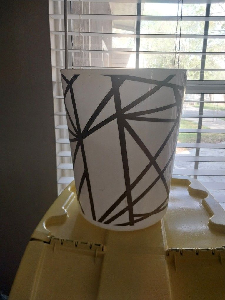 Very Nice Office waste bin!๐ In Jacksonville Florida! Area (Westsidade 32205).