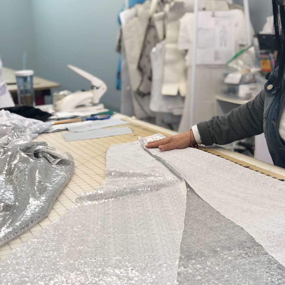Se hace vestidos completos y Alteraciones