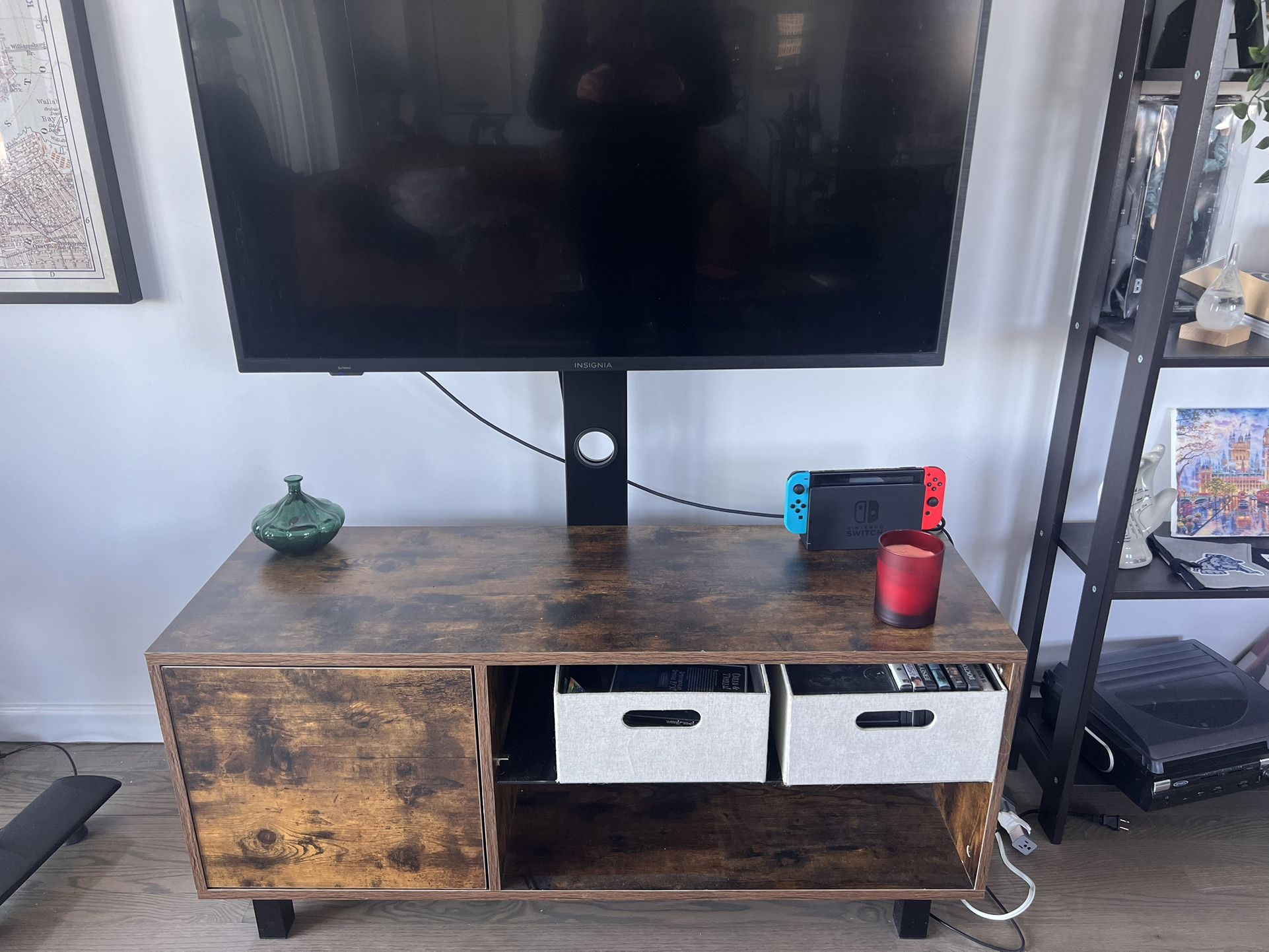 TV Stand With Mounting Bar