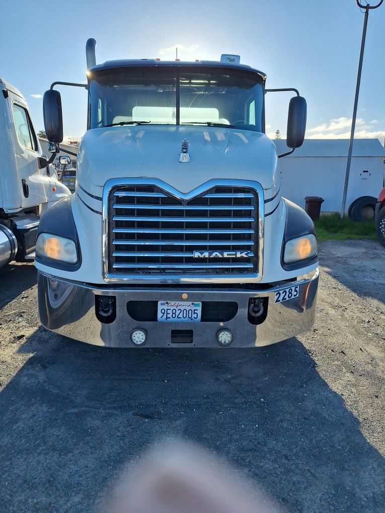 Two Axel Day Cab Mack Truck