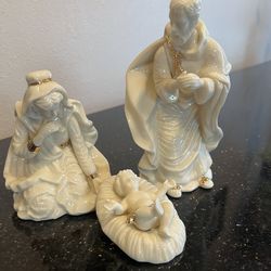 VTG 3pc Porcelain Nativity Set. Off white with Gold accents New in box Home Collection