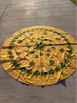 New French Brand  70” Round Tablecloth & 4 Matching Cloth Napkins